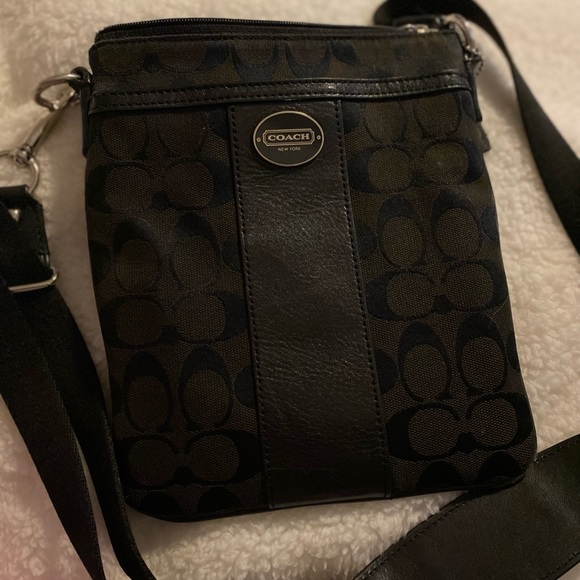 All black coach bag. Work a total of three times. - Picture 3 of 6